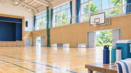 学校体育館の熱中症対策に備えた水分補給と冷却用品